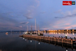 20:17 hs. el muelle del club náutico suspendido en la bahía