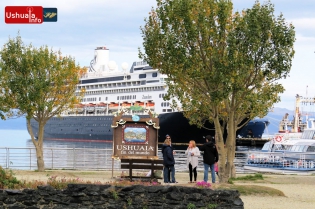 17:06 hs. El crucero Zaandam de visita en el fin del mundo