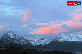 19:02 hs. Trazos de color en el atardecer