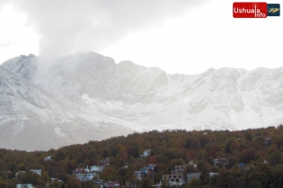 14:39 hs. Nieve y colores otoñales