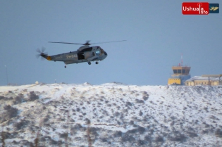 10:50 hs. Un helicóptero de la Armada sobrevuela la península de Ushuaia