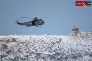 10:50 hs. Un helicóptero de la Armada sobrevuela la península de Ushuaia