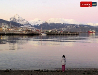 17:55 hs.Atardecer en la Bahía Ushuaia