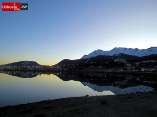 17:56 hs. Reflejo en la Bahía Encerrada