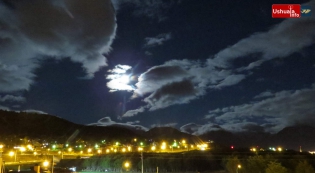 23:53 hs. Noche bajo la luna