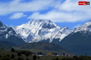 13:07 hs. Una capa de nieve cubre las cimas después de una madrugada helada