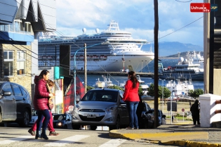 19:11 hs. El crucero Crown Princess se destaca en el muelle