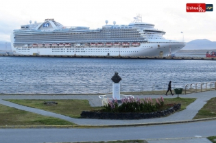 20:11 hs. El crucero Crown Princess en el muelle de Ushuaia