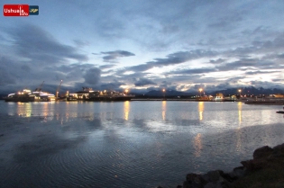 23:21 hs. Cruceros iluminados en el muelle de Ushuaia