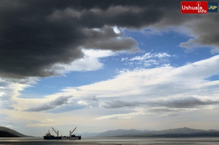 09:53 hs. El buque de carga Rolldock Star en la Bahía Ushuaia