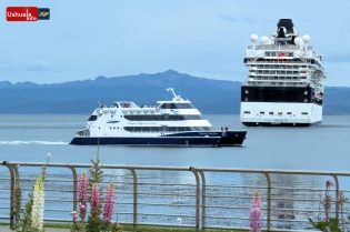 20:57 hs. el crucero Infinity se despide de Ushuaia