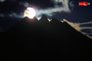 22:12 hs. la luna asoma por detrás del Monte Cinco Hermanos