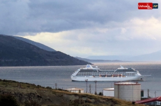 07:17 hs. El crucero Regatta en la rada de Ushuaia