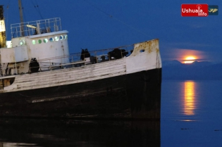 18:18 hs. La luna dibuja un signo de admiración en el canal