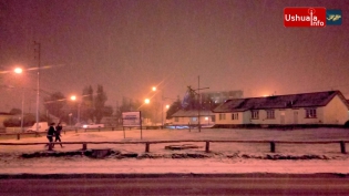 21:41 hs. La nieve cae plácida