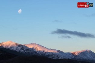 16:28 hs. La luna sobre los cerros