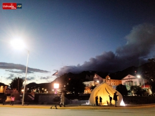 22:48 hs. Anochecer en la Plaza Cívica