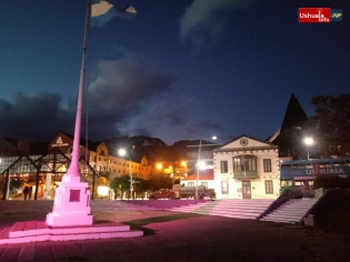 22:49 hs. Anochecer en la Plaza Cívica