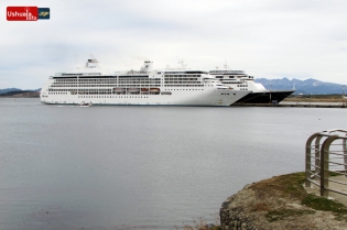 19:45 hs. encuentro de grandes cruceros en el muelle de Ushuaia