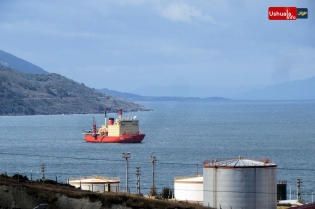 13:29 hs. El rompehielos Almirante Irizar en la Bahía Ushuaia