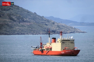 13:30 hs. El rompehielos Almirante Irizar en la Bahía Ushuaia