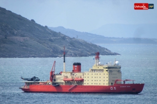 13:36 hs. El rompehielos Almirante Irizar en la Bahía Ushuaia