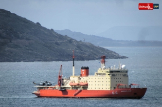 13:37 hs. El rompehielos Almirante Irizar en la Bahía Ushuaia