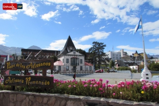 16:10 hs. Un cartel en la Plaza Cívica invita a visitar el Paseo de los Artesanos