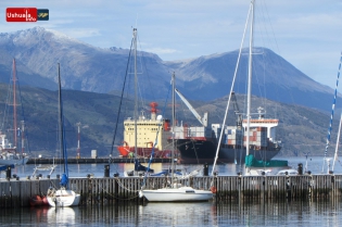 16:27 hs. El rompehielos Irizar se divisa detrás del muelle del Club Náutico