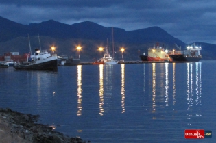 21:35 hs. Las luces del puerto se reflejan en la bahía