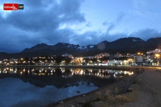 21:43 hs. la ciudad se refleja en la bahía Encerrada