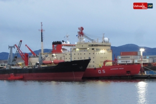 21:18 hs. Logística antártica en Ushuaia