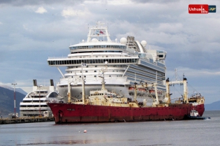 19:39 hs. Un práctico acomoda al pesquero Echizen Marú frente al crucero Emerald Princess