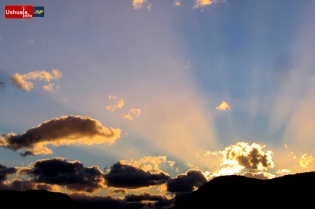 20:25 hs. El sol se esconde tras las montañas al caer la tarde