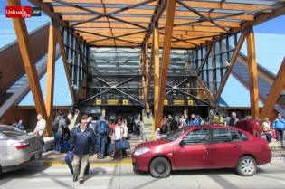 13:30 hs. Acceso al sector de arribos, Aeropuerto Internacional Malvinas Argentinas