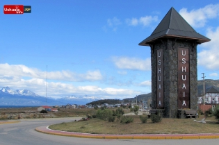 14:06 hs. Torre de bienvenida en el acceso al aeropuerto