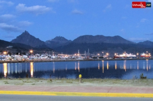 21:12 hs. Anochecer reflejado en la Bahía Encerrada