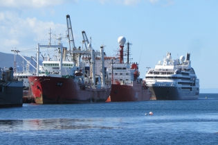 12:42 hs. Los buques Tai An, Hespérides y Le Boreal en el muelle de Ushuaia