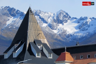 13:07 hs. La torre de la Casa de Gobierno y el Glaciar Martial