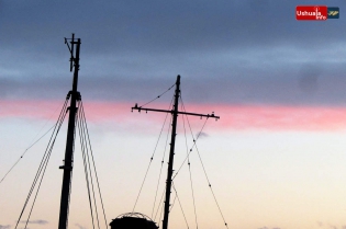 18:53 hs. Los palos del Saint Christopher sobre el atardecer otoñal