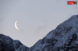 18:36 hs. La luna sobre los cerros