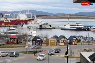 17:29 hs. El guardacostas Mantilla de visita en Ushuaia