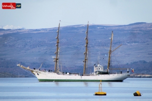 13:01 hs. el buque Gloria de la armada colombiana en la rada de Ushuaia