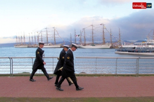 17:11 hs. grandes veleros en el puerto de Ushuaia