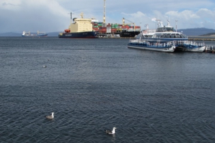 16:01 hs. El rompehielos Kapitan Khlebnikov en el muelle de Ushuaia