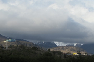 16:08 hs. Nubes bajas sobre el Monte Olivia
