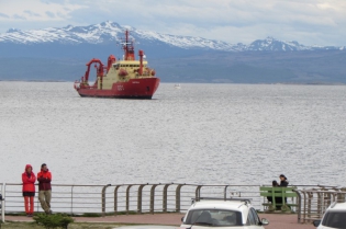 19:24 hs. El buque oceanográfico ARA Austral arriba a Ushuaia