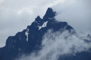17:57 hs. La cima del Monte Olivia emerge entre las nubes después de la tormenta