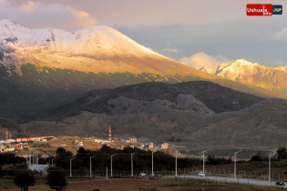 21:15 hs. la nevada en las cimas contrasta con los colores veraniegos de las laderas