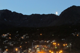 20:36 hs. Un atisbo de luna creciente sobre Ushuaia